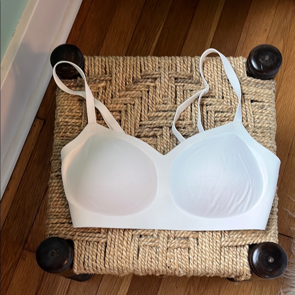 Athleta Ritual bra. Cream color. Adjustable straps, removable cups